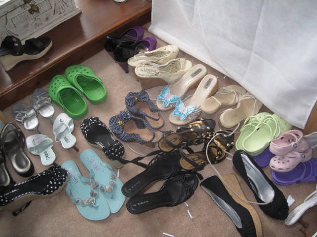 living_with_a_girl_is_not_all_sunshine_and_roses_640_13