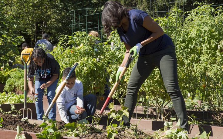 Η Μισέλ Ομπάμα μαζεύει λαχανικά μαζί με μικρούς μαθητές