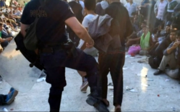 ΕΔΕ για τον αστυνομικό που κλώτσησε πρόσφυγα στη Λέσβο