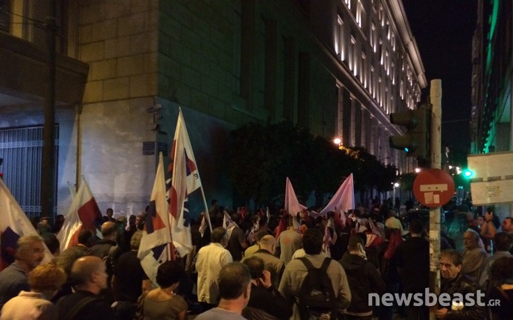 Φραγμό στην πορεία του ΠΑΜΕ έβαλαν οι κλούβες των ΜΑΤ