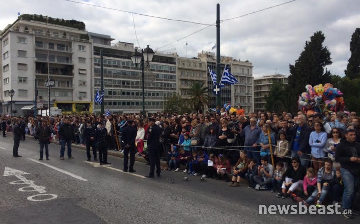 Χωρίς κάγκελα ξεκινά σε λίγο η παρέλαση