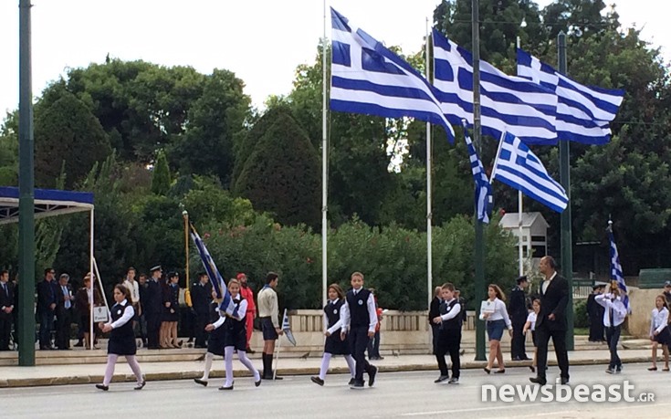 Σε εξέλιξη η μαθητική παρέλαση στο κέντρο