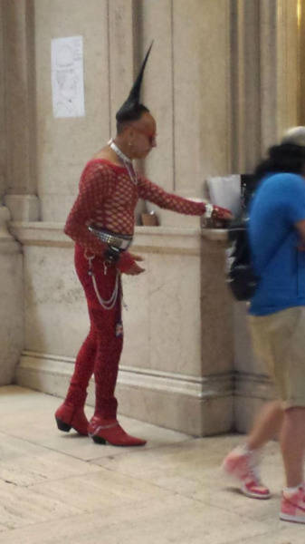 people_who_have_taken_fashion_into_their_own_hands_640_24