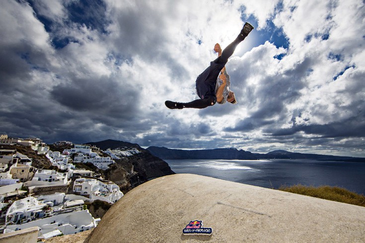 Οι κορυφαίοι freerunners του κόσμου προσγειώνονται στη Σαντορίνη