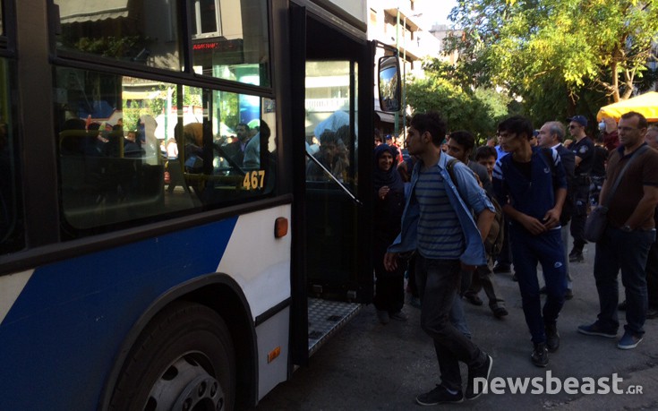 Φεύγουν για το Γαλάτσι οι πρόσφυγες από την Πλατεία Βικτωρίας