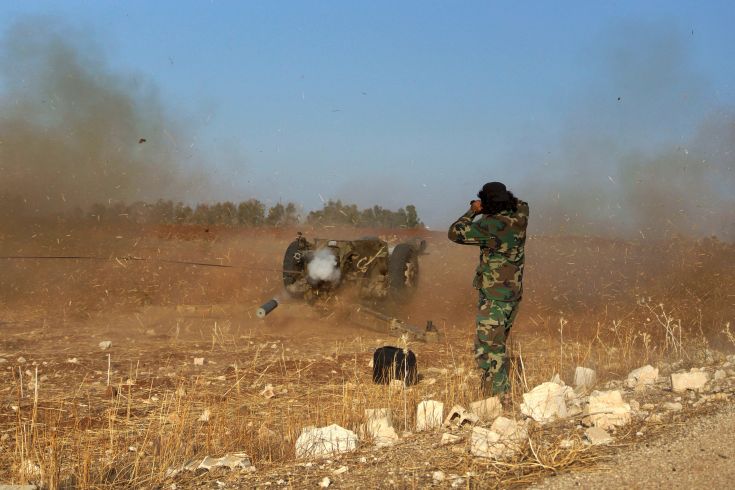 A Free Syrian Army fighter reacts as he fires a weapon towards forces loyal to Syria's president Bashar Al-Assad in Deraa, Syria October 16, 2015. Picture taken October 16, 2015. REUTERS/Alaa Al-Faqir        EDITORIAL USE ONLY. NO RESALES. NO ARCHIVE