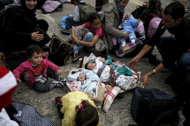 Τα τρίδυμα προσφυγόπουλα στο λιμάνι του Πειραιά