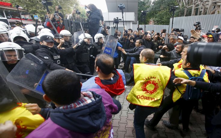 Demonstrators are stopped by the police during a protest against Saturday's Ankara bombings, in Istanbul, Turkey, October 13, 2015. Turkey's government said on Monday Islamic State was the prime suspect in suicide bombings that killed at least 97 people in Ankara, but opponents vented anger at President Tayyip Erdogan at funerals, universities and courthouses. REUTERS/Osman Orsal