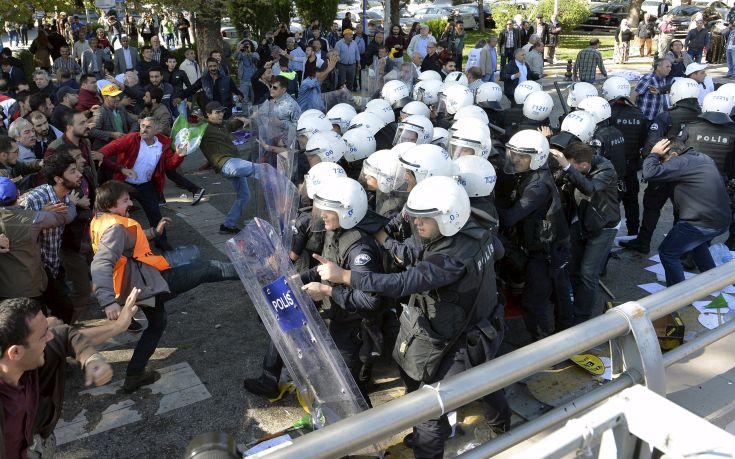 Demonstrators confront riot police following explosions during a peace march in Ankara, Turkey, October 10, 2015. At least 30 people were killed when twin explosions hit a rally of hundreds of pro-Kurdish and leftist activists outside Ankara's main train station on Saturday in what the government described as a terrorist attack, weeks ahead of an election. REUTERS/Stringer