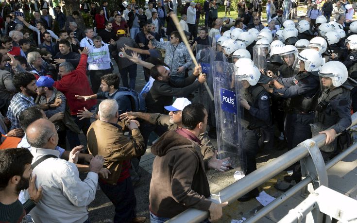 Demonstrators confront riot police following explosions during a peace march in Ankara, Turkey, October 10, 2015. At least 30 people were killed when twin explosions hit a rally of hundreds of pro-Kurdish and leftist activists outside Ankara's main train station on Saturday in what the government described as a terrorist attack, weeks ahead of an election. REUTERS/Stringer