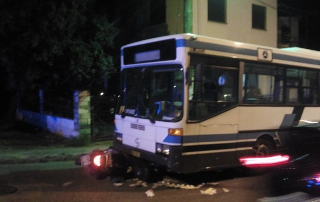Δίκυκλο «σφήνωσε» κάτω από λεωφορείο στο Βόλο