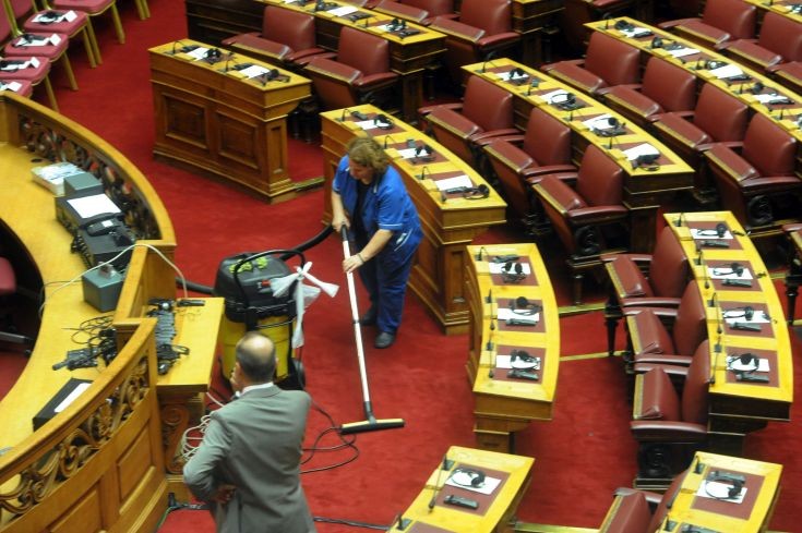 Ανέλαβαν δράση οι καθαρίστριες της Βουλής για την επίσκεψη Ολάντ
