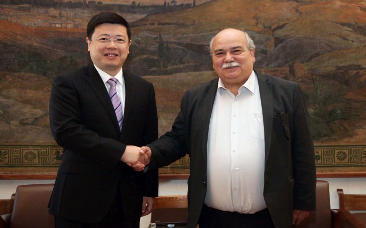 Πρόσκληση να επισκεφθεί το Πεκίνο μετέφερε στον Νίκο Βούτση ο Κινέζος πρέσβης
