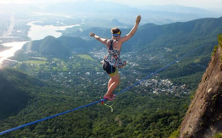 Ισορροπεί σε σχοινί με ψηλοτάκουνα στα 840 μέτρα υψόμετρο