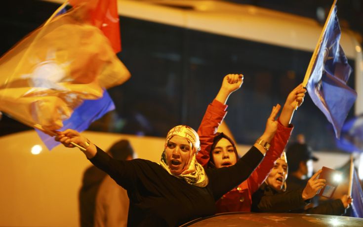 2015-11-01T212137Z_2046602400_LR2EBB11NBQ9Z_RTRMADP_3_TURKEY-ELECTION 2015-11-01T212137Z_2046602400_LR2EBB11NBQ9Z_RTRMADP_3_TURKEY-ELECTION