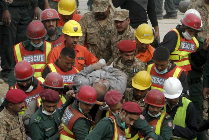 Σβήνουν οι ελπίδες για επιζώντες στο Πακιστάν