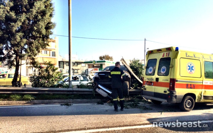 Όχημα καρφώθηκε σε διάζωμα της εθνικής οδού Αθηνών &#8211; Λαμίας