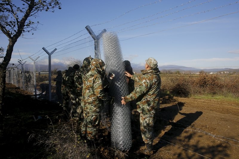 Οι Σκοπιανοί στήνουν μεταλλικό φράχτη στα σύνορα με την Ελλάδα