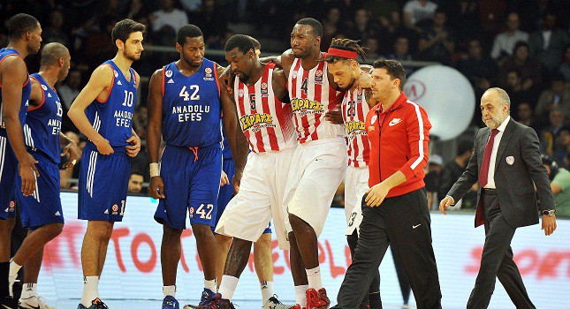 Σοκ στον Ολυμπιακό από τη ρήξη χιαστού του Γιανγκ