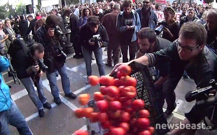 Φοιτητές πέταξαν καφάσια με ντομάτες έξω από το υπουργείο Εργασίας