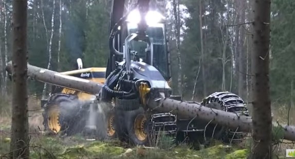 Εκπληκτική μηχανή πάει σε άλλο επίπεδο το κόψιμο των δέντρων