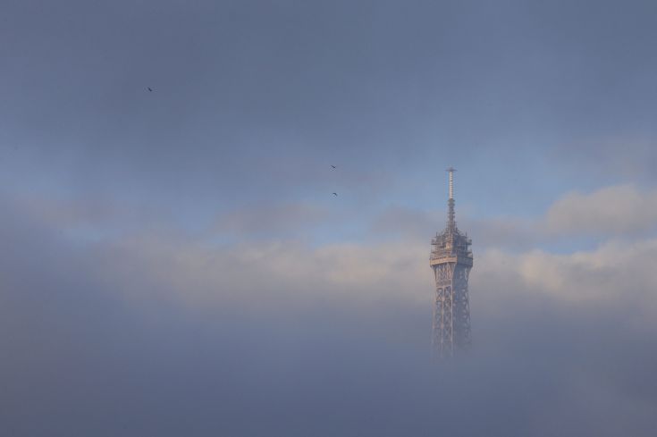 Τα ονόματα των 130 θυμάτων σχηματίζουν τον Πύργο του Άιφελ