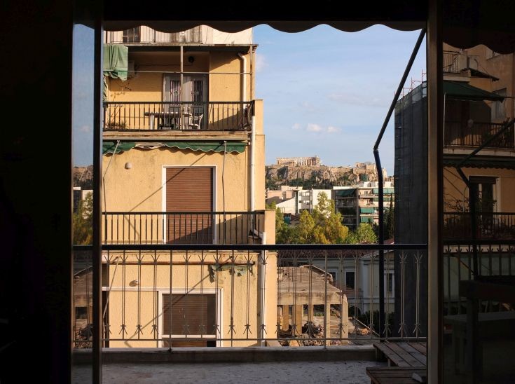 Μια όψη της Αθήνας μέσα από τα παράθυρα των κατοίκων της