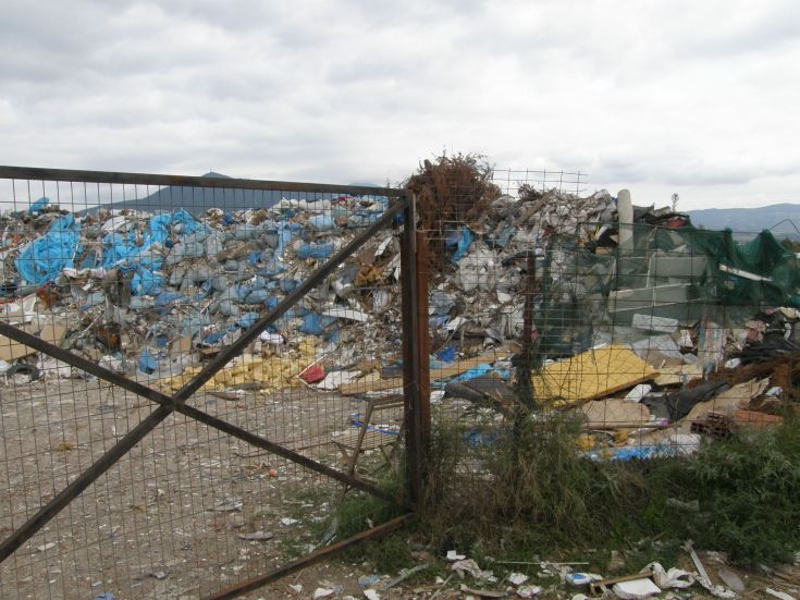 Εταιρεία μάζευε μπάζα και τα πετούσε ανεξέλεγκτα