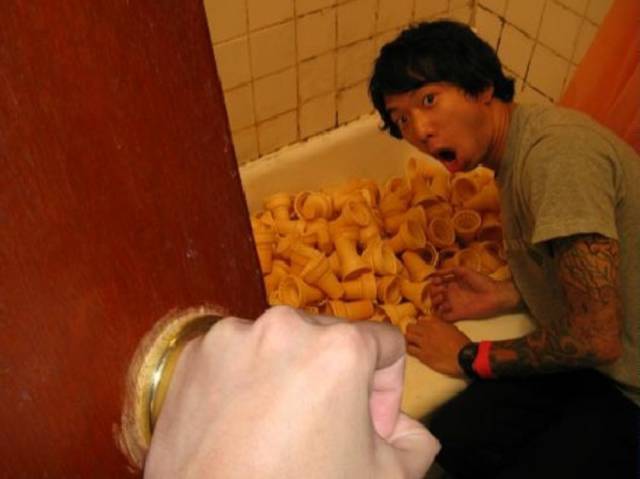 bizarre_pics_that_will_definitely_make_you_wonder_wtf_is_going_on_640_10