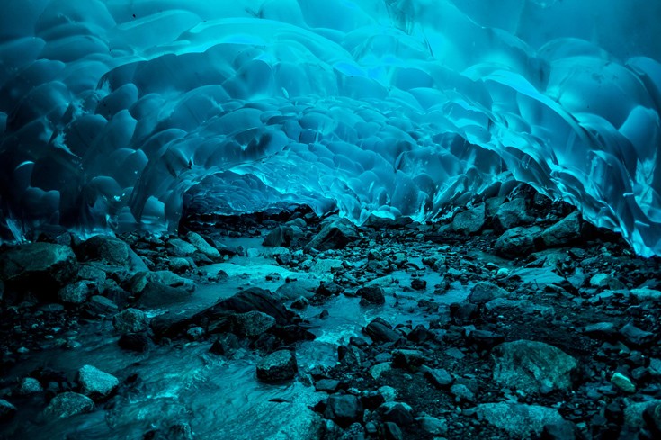 Οι εντυπωσιακές παγωμένες σπηλιές της Αλάσκας