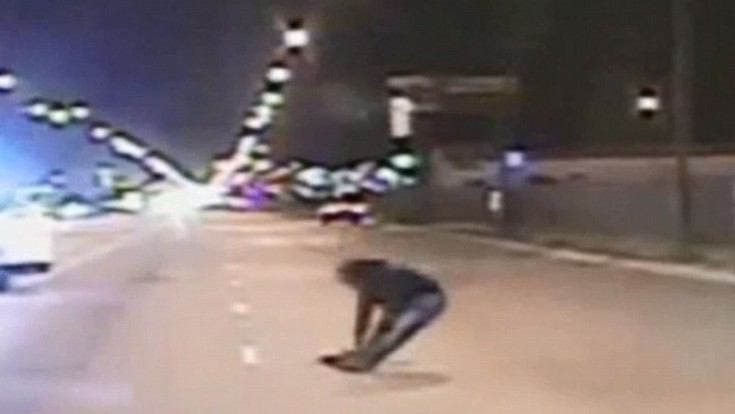 Βίντεο-σοκ με αστυνομικό να σκοτώνει έφηβο με 16 πυροβολισμούς