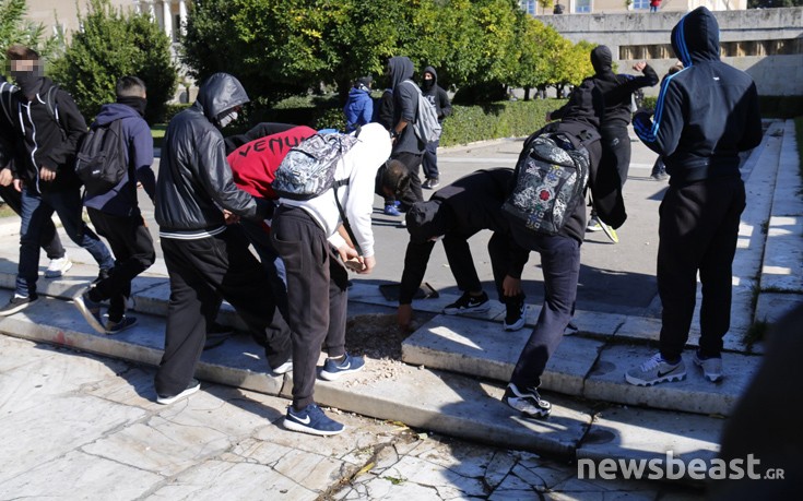 Δείτε φωτογραφίες και βίντεο από τα μικροεπεισόδια στο κέντρο