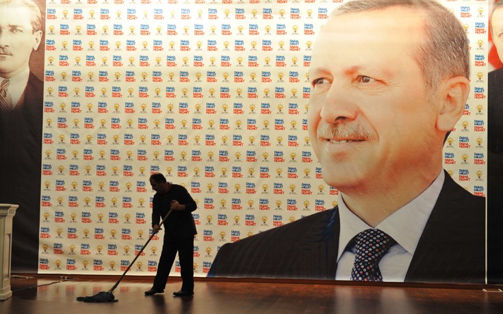 Η οικονομία της Τουρκίας καταρρέει και ο Ερντογάν βλέπει σκευωρίες