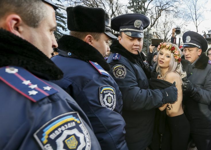 Γυμνόστηθες FEMEN διαδήλωσαν έξω από την ουκρανική Βουλή