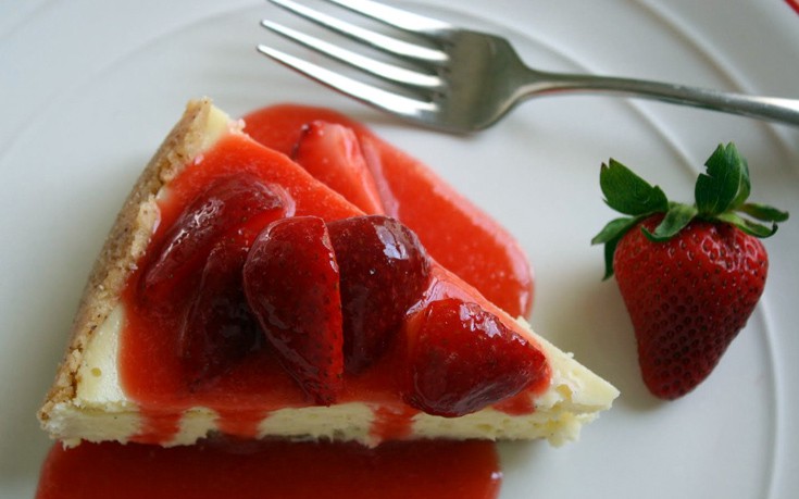 Cheesecake με στέβια και σως φράουλας