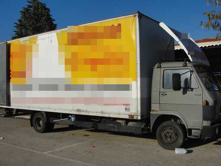 Μετέφερε μετανάστες σε ειδική κρύπτη στο φορτηγό