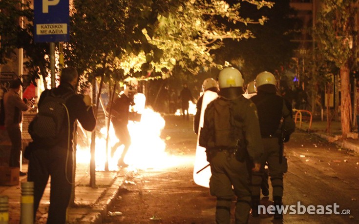 Κλεφτοπόλεμος και «βροχή» από μολότοφ στα Εξάρχεια μετά την πορεία