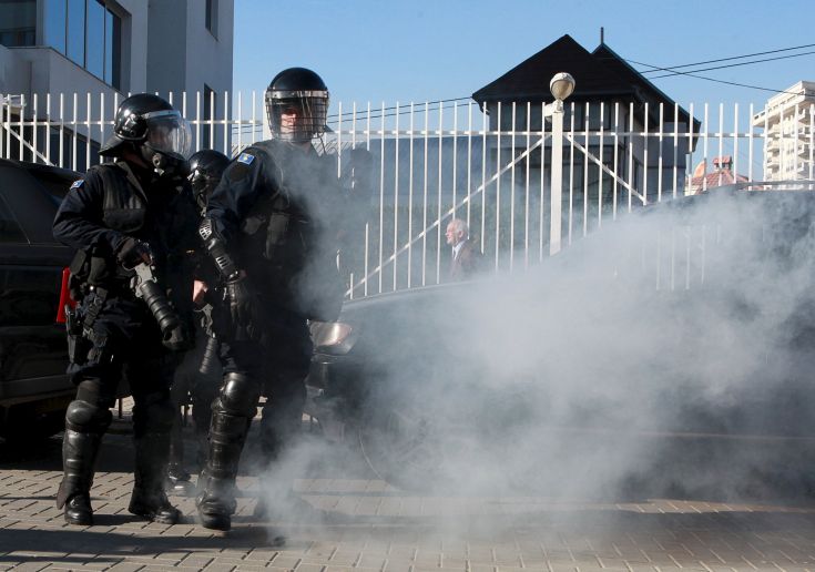 Μπογιές και δακρυγόνα σε νέες συγκρούσεις στο Κόσοβο