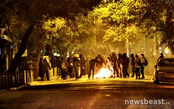 «Βροχή» οι μολότοφ στα Εξάρχεια