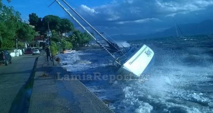 Ο δυνατός αέρας έβγαλε σκάφη στη στεριά στη Φθιώτιδα