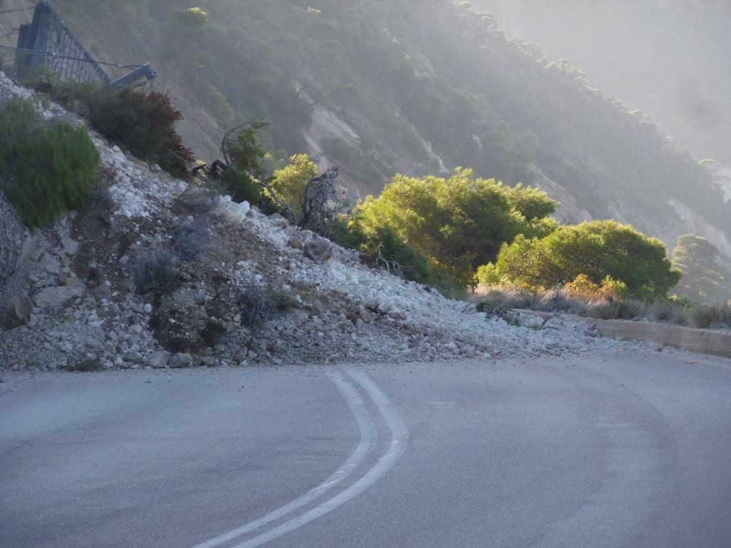 Φωτογραφίες από τις κατολισθήσεις στη Λευκάδα