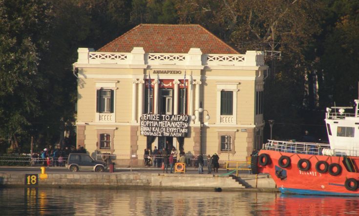 Υποδοχή Τσίπρα-Σουλτς με μαύρο πανό στη Λέσβο
