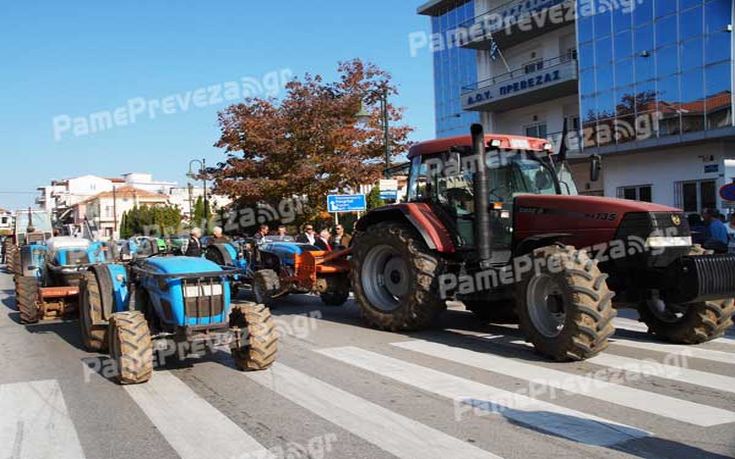 Με τα τρακτέρ στην Εφορία Πρέβεζας οι αγρότες