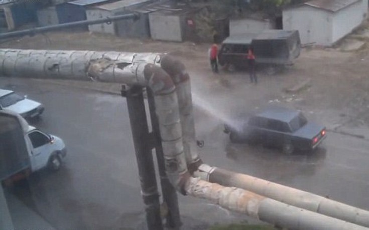 Σπασμένος αγωγός στη Ρωσία προσέφερε τζάμπα πλύσιμο αυτοκινήτων