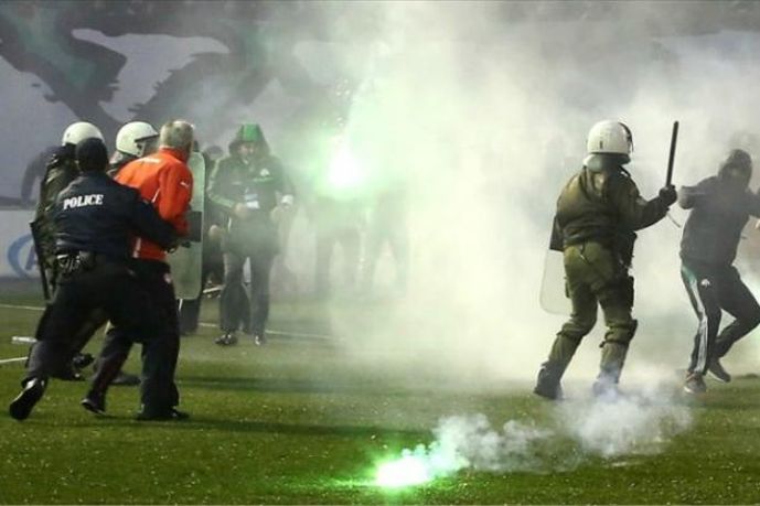 Φωτοβολίδες στη Λεωφόρο πέτυχαν παίκτη