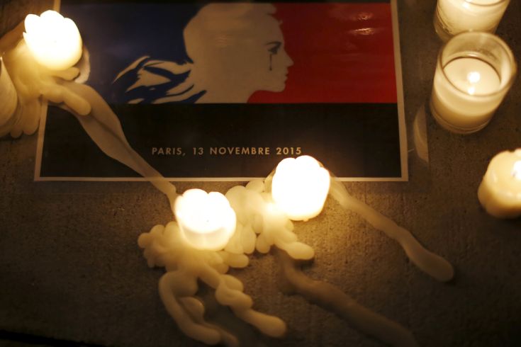 Ένα δάκρυ, ένα κερί και «τσουνάμι» αλληλεγγύης στο Παρίσι