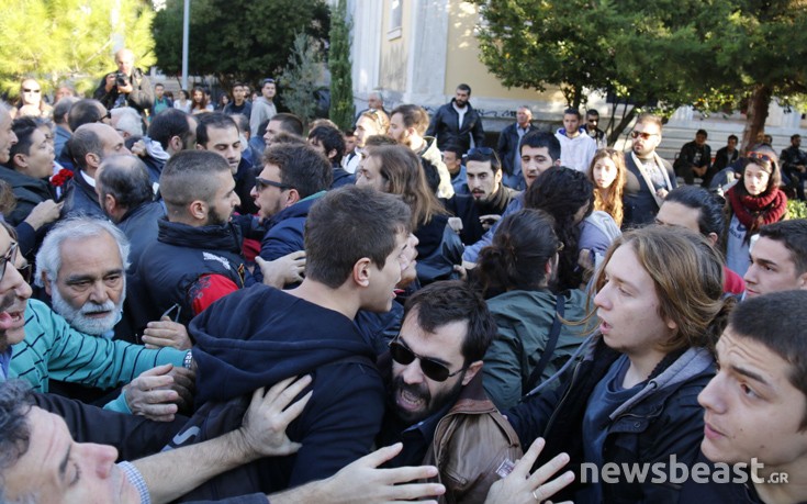 Ένταση με σπρωξίματα και συνθήματα στο Πολυτεχνείο