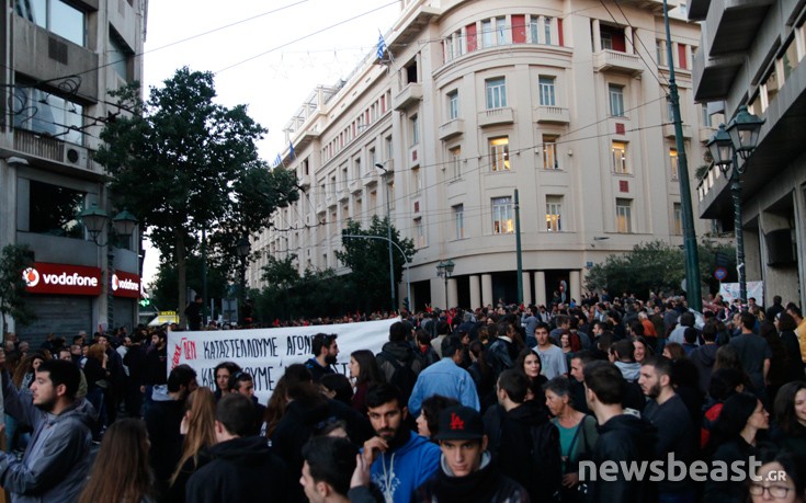 Ξεκίνησε ο κύριος όγκος της πορείας για το Πολυτεχνείο