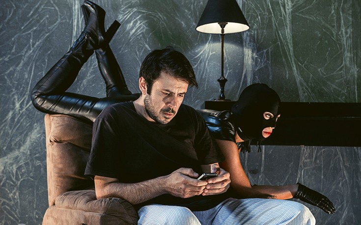 «Σκάσε ή Η Χαμένη Παντόφλα του Μανώλη Καρέλη» στον πολυχώρο Vault