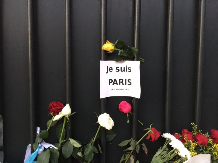 Αθηναίοι αφήνουν λουλούδια και μηνύματα συμπαράστασης στη γαλλική πρεσβεία